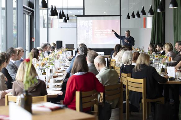 Dr. Robert Kecskes (YouGov) explained how brands successfully combine individuality and mainstream appeal.