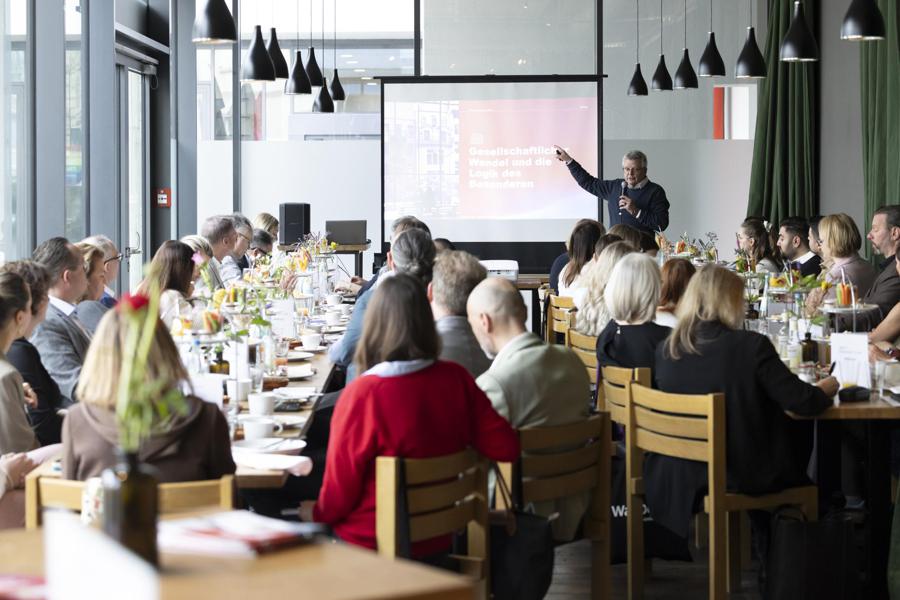 Dr. Robert Kecskes (YouGov) explained how brands successfully combine individuality and mainstream appeal.